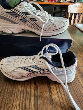 L.A. Gear Womens Size 6 White and Navy Athletic Sneakers